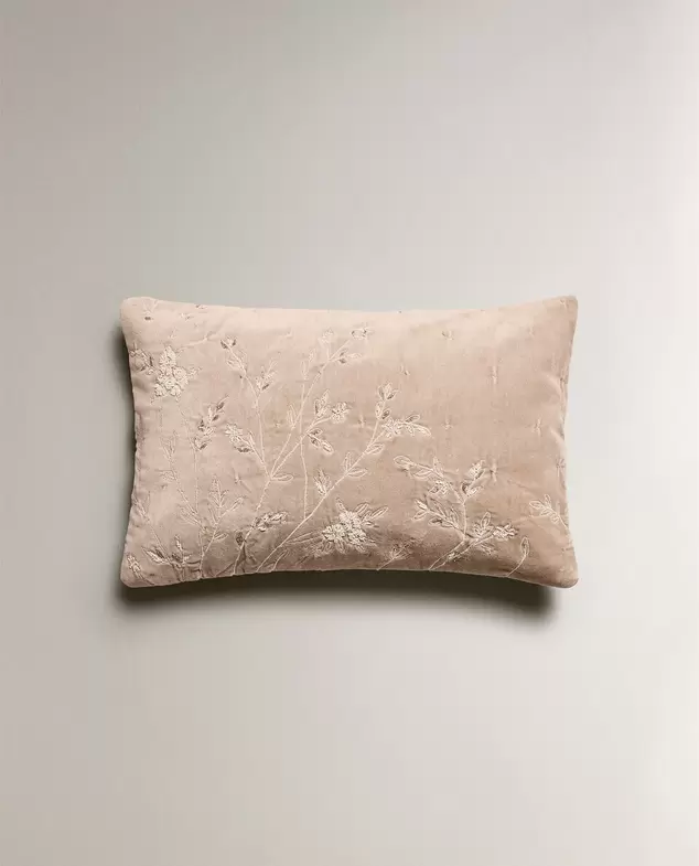 Zara Home içinde 1890 TL fiyatına ÇİÇEK İŞLEMELİ KIRLENT KILIFI fırsatı