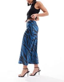  içinde 25,79 TL fiyatına ASOS DESIGN satin bias midi skirt in blue zebra print fırsatı