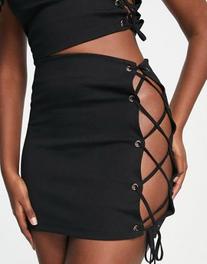  içinde 7,5 TL fiyatına ASOS DESIGN co-ord lace up side mini skirt in black fırsatı