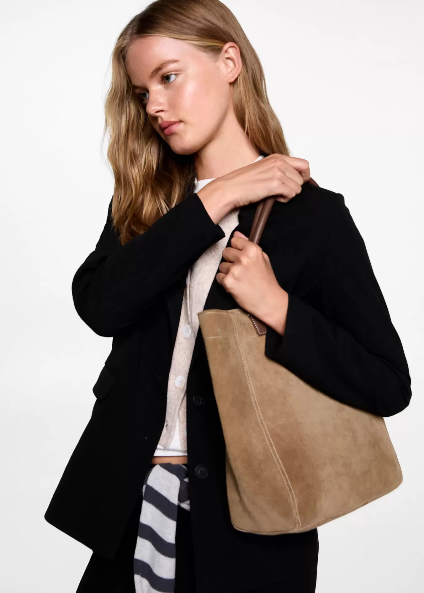 Mango içinde 1799,99 TL fiyatına Deri shopper çanta fırsatı