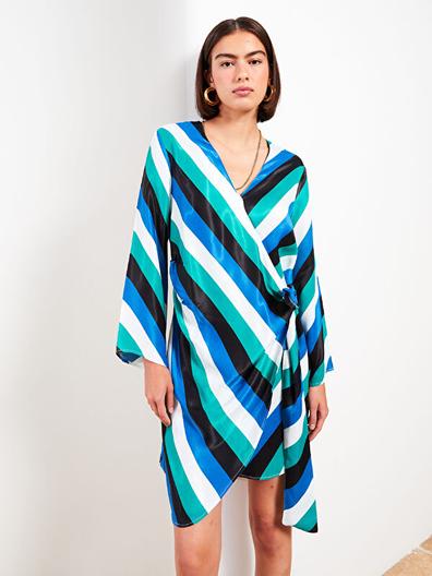 LC Waikiki içinde 749,99 TL fiyatına V Yaka Desenli Uzun Kollu Saten Kadın Elbise fırsatı